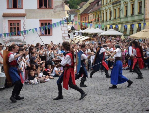 FESTIVALUL SIGHIȘOARA MEDIEVALĂ XXIX A ÎNCEPUT CU O PARADĂ SPECTACULOASĂ