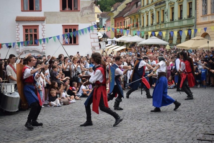 FESTIVALUL SIGHIȘOARA MEDIEVALĂ XXIX A ÎNCEPUT CU O PARADĂ SPECTACULOASĂ