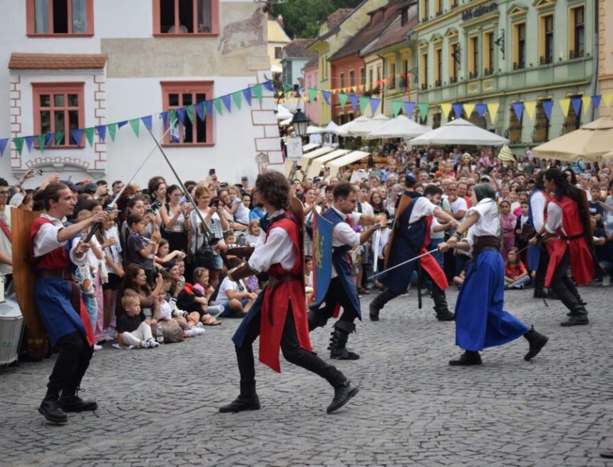 FESTIVALUL SIGHIȘOARA MEDIEVALĂ XXIX A ÎNCEPUT CU O PARADĂ SPECTACULOASĂ